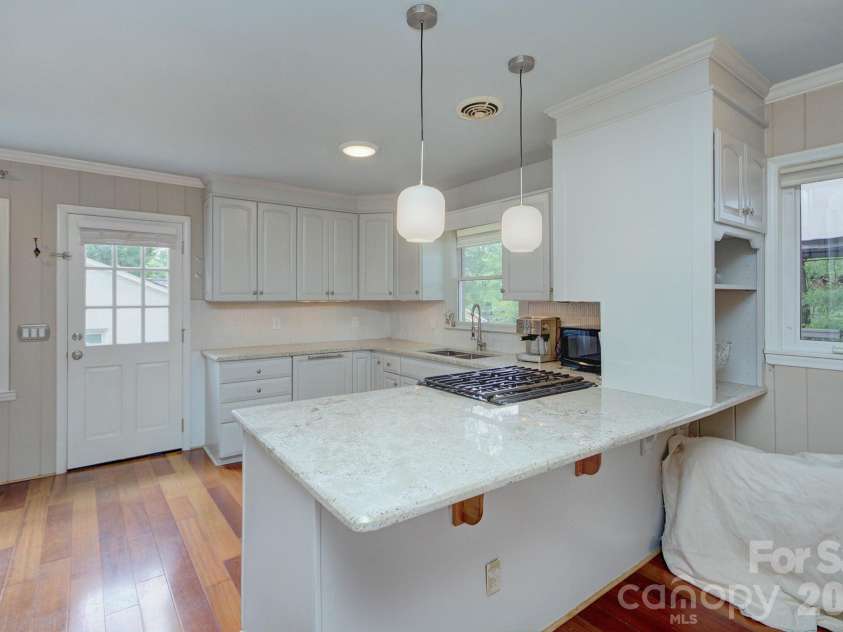 1140 Bevis Drive, Charlotte, NC 28209.  MLS# CAR4379943, YatesRealty ID 23965. 