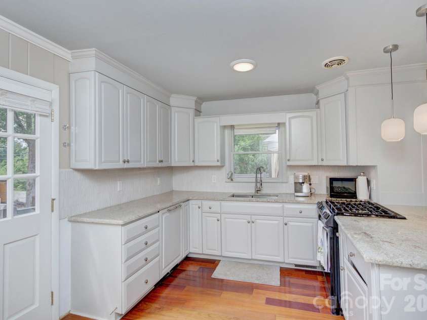 1140 Bevis Drive, Charlotte, NC 28209.  MLS# CAR4379943, YatesRealty ID 23965. 