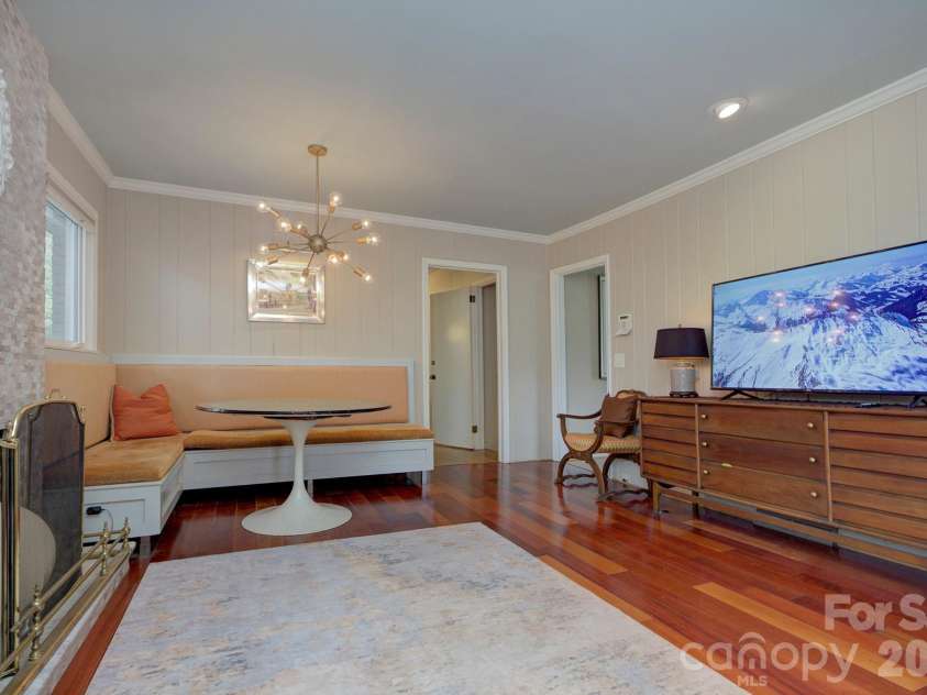 1140 Bevis Drive, Charlotte, NC 28209.  MLS# CAR4379943, YatesRealty ID 23965. 