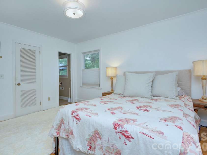 1140 Bevis Drive, Charlotte, NC 28209.  MLS# CAR4379943, YatesRealty ID 23965. 