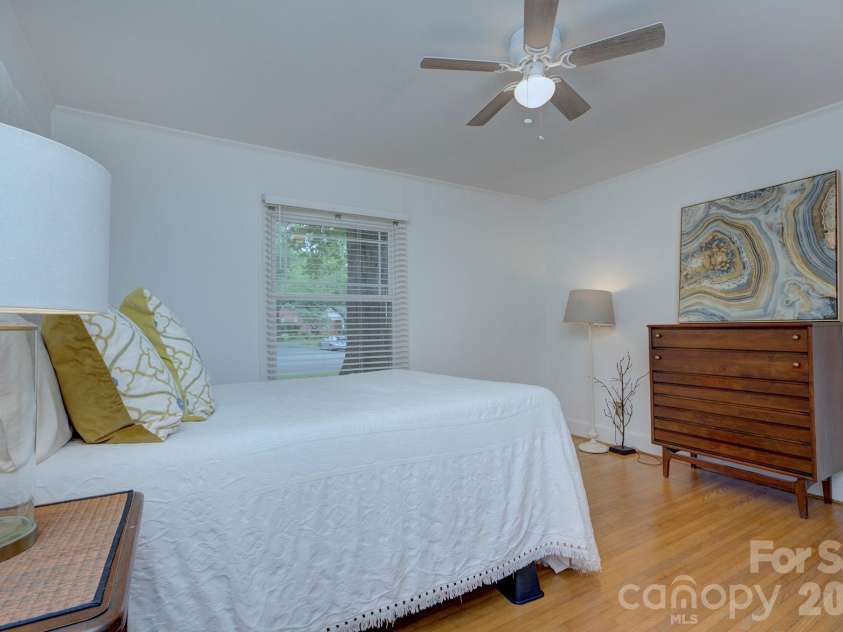 1140 Bevis Drive, Charlotte, NC 28209.  MLS# CAR4379943, YatesRealty ID 23965. 