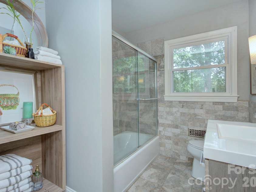 1140 Bevis Drive, Charlotte, NC 28209.  MLS# CAR4379943, YatesRealty ID 23965. 