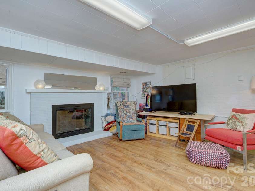 1140 Bevis Drive, Charlotte, NC 28209.  MLS# CAR4379943, YatesRealty ID 23965. 