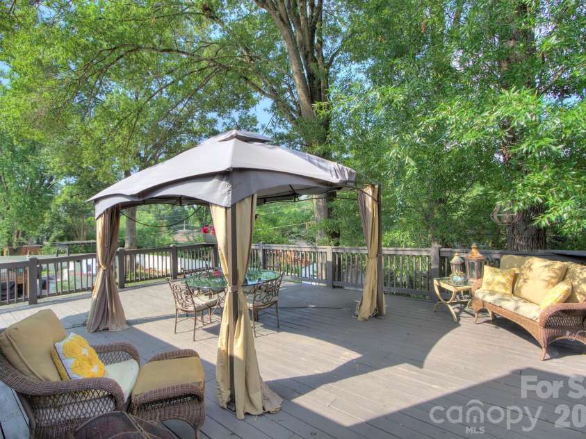 1140 Bevis Drive, Charlotte, NC 28209.  MLS# CAR4379943, YatesRealty ID 23965. 