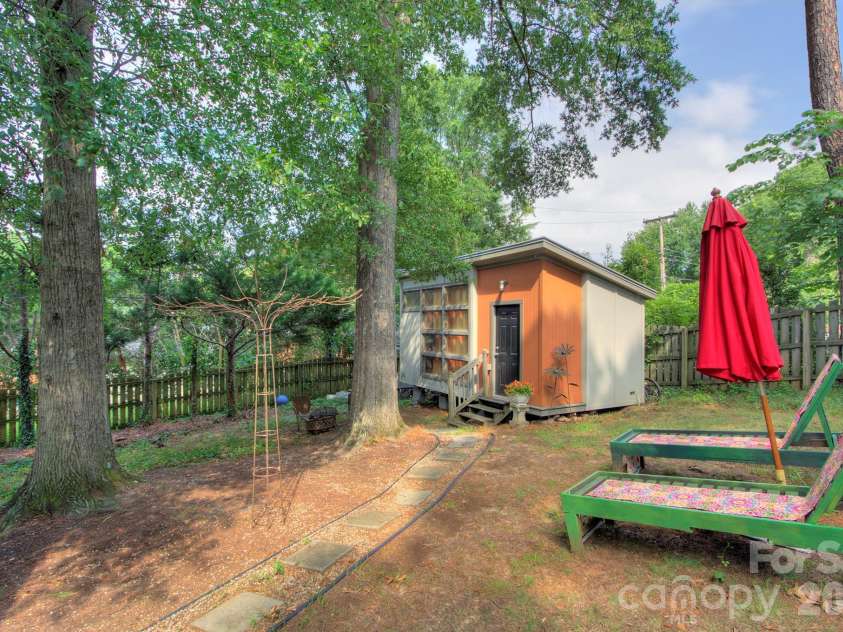1140 Bevis Drive, Charlotte, NC 28209.  MLS# CAR4379943, YatesRealty ID 23965. 