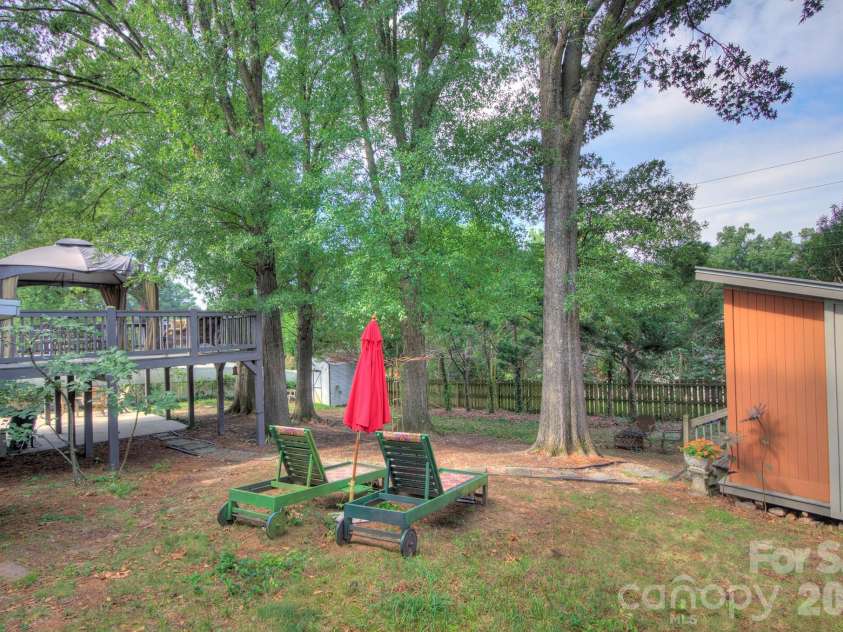1140 Bevis Drive, Charlotte, NC 28209.  MLS# CAR4379943, YatesRealty ID 23965. 