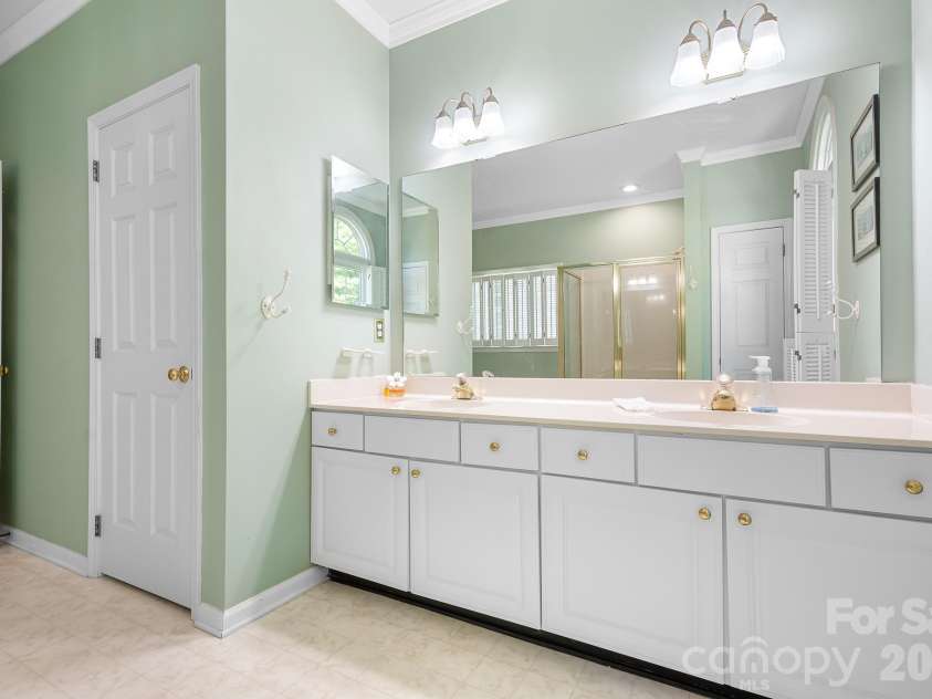 19914 Scanmar Lane, Cornelius, NC 28031.  MLS# CAR4373850, YatesRealty ID 23967. Primary Bathroom. Dual Sinks. Soaking tub and stand alone shower.