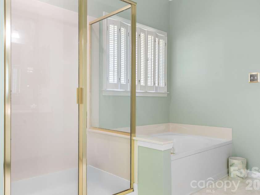 19914 Scanmar Lane, Cornelius, NC 28031.  MLS# CAR4373850, YatesRealty ID 23967. Primary Bathroom. Dual Sinks. Soaking tub and stand alone shower.