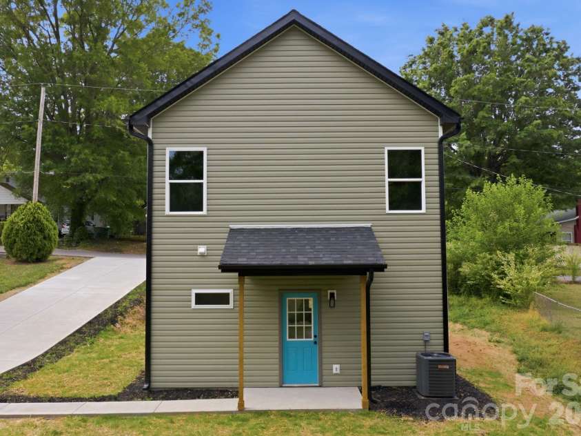2412 SUMMIT Avenue, Kannapolis, NC 28081.  MLS# CAR4371081, YatesRealty ID 23968. 