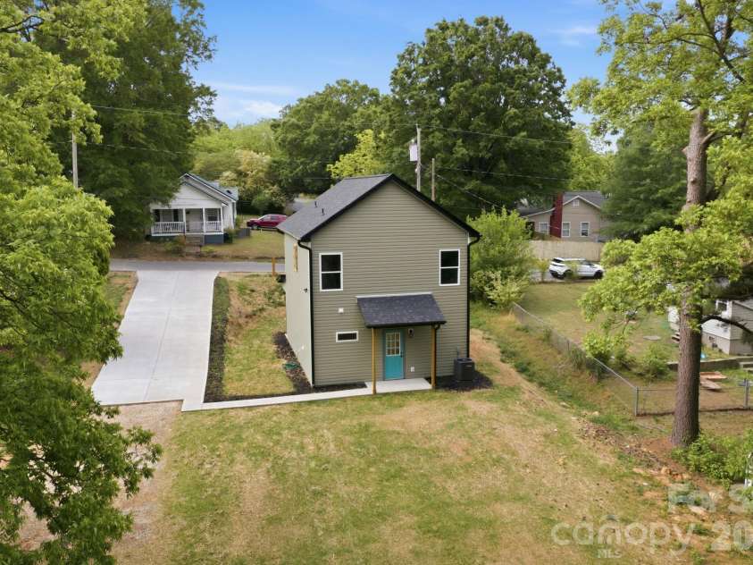 2412 SUMMIT Avenue, Kannapolis, NC 28081.  MLS# CAR4371081, YatesRealty ID 23968. 