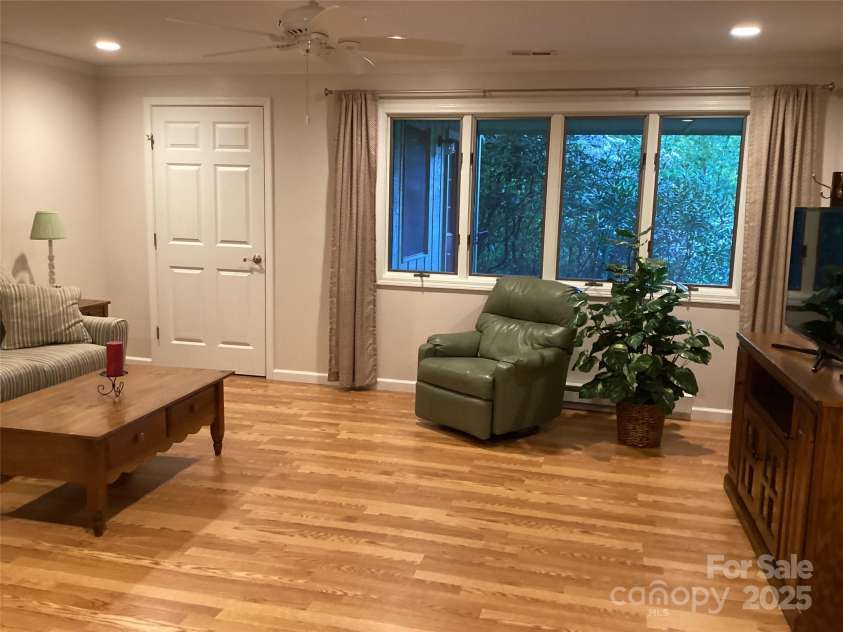 31 Rhododendron Road, Black Mountain, NC 28711.  MLS# CAR4271764, YatesRealty ID 23968. 