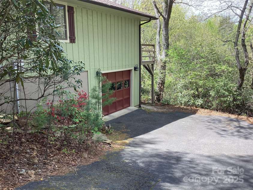 31 Rhododendron Road, Black Mountain, NC 28711.  MLS# CAR4271764, YatesRealty ID 23968. 