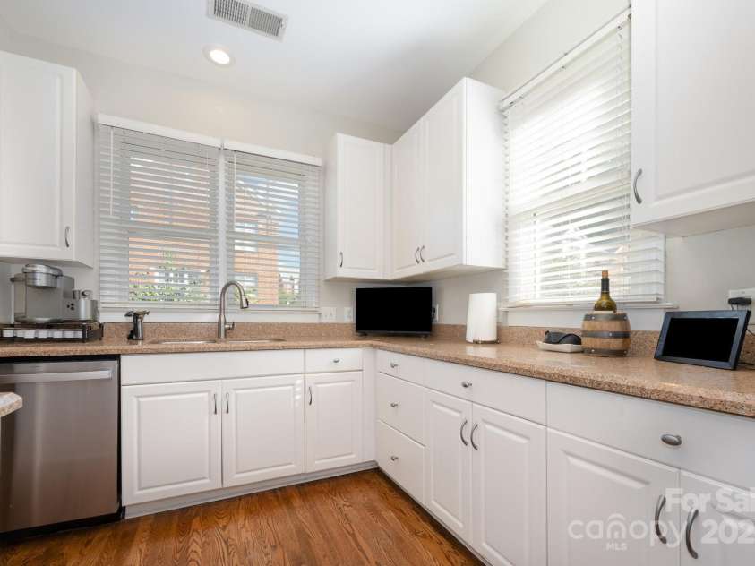 4937 Hill View Drive, Charlotte, NC 28210.  MLS# CAR4276958, YatesRealty ID 23970. 