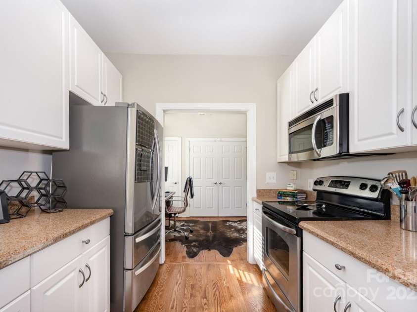 4937 Hill View Drive, Charlotte, NC 28210.  MLS# CAR4276958, YatesRealty ID 23970. 