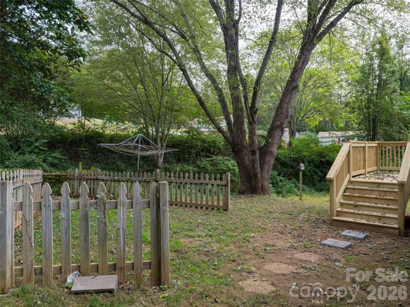 101 Heather Drive, Asheville, NC 28806.  MLS# CAR4378282, YatesRealty ID 23971. 