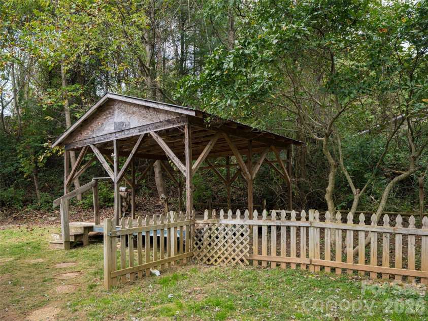 101 Heather Drive, Asheville, NC 28806.  MLS# CAR4378282, YatesRealty ID 23971. 