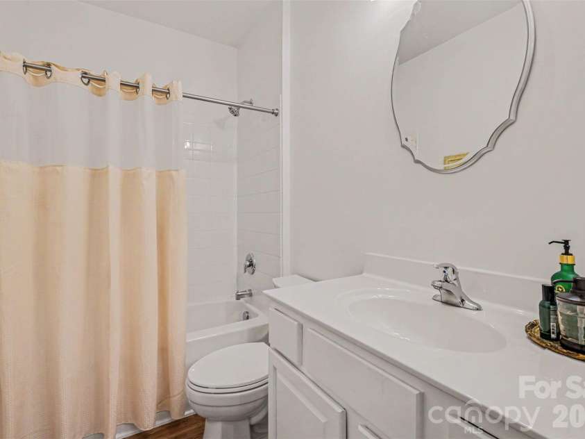 11945 Ridgeway Park Drive, Charlotte, NC 28277.  MLS# CAR4378177, YatesRealty ID 23973. 2nd bathroom