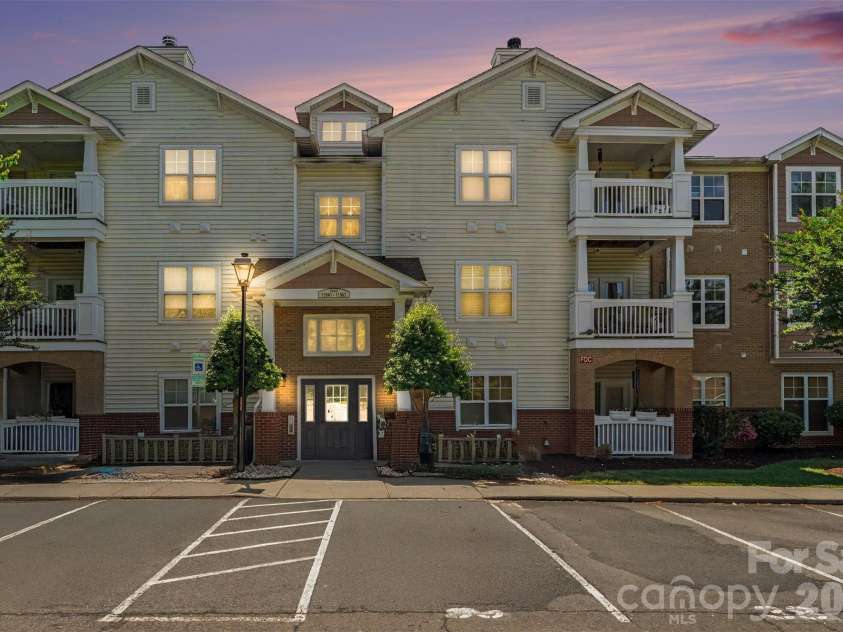 11945 Ridgeway Park Drive, Charlotte, NC 28277.  MLS# CAR4378177, YatesRealty ID 23973. AI Enhanced