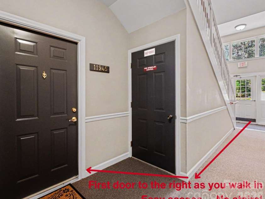 11945 Ridgeway Park Drive, Charlotte, NC 28277.  MLS# CAR4378177, YatesRealty ID 23973. Easy access, no stairs from parkig space