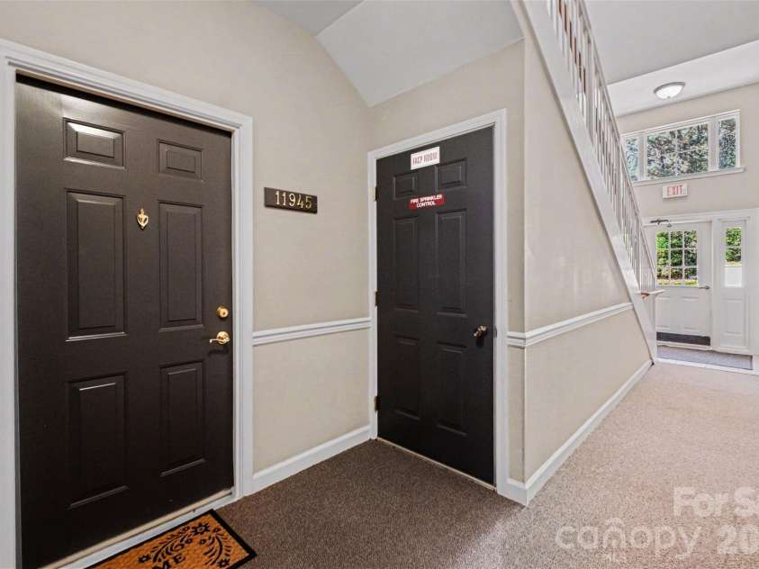 11945 Ridgeway Park Drive, Charlotte, NC 28277.  MLS# CAR4378177, YatesRealty ID 23973. Easy access to front door from parking space