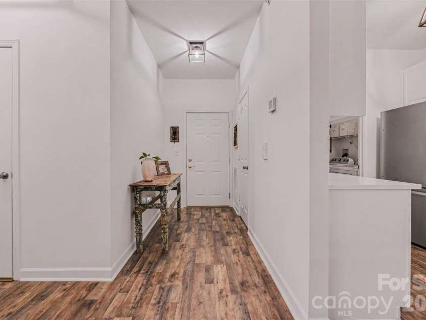 11945 Ridgeway Park Drive, Charlotte, NC 28277.  MLS# CAR4378177, YatesRealty ID 23973. Foyer