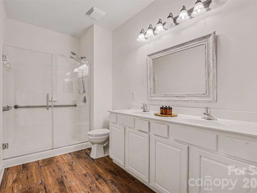 11945 Ridgeway Park Drive, Charlotte, NC 28277.  MLS# CAR4378177, YatesRealty ID 23973. Large primarty bathroom