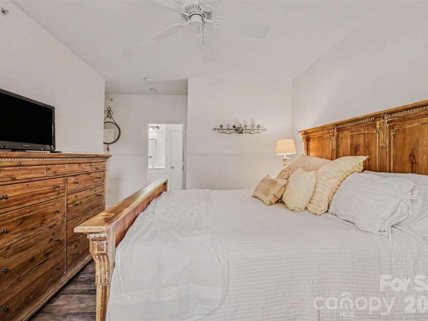 11945 Ridgeway Park Drive, Charlotte, NC 28277.  MLS# CAR4378177, YatesRealty ID 23973. Private ensuite bath
