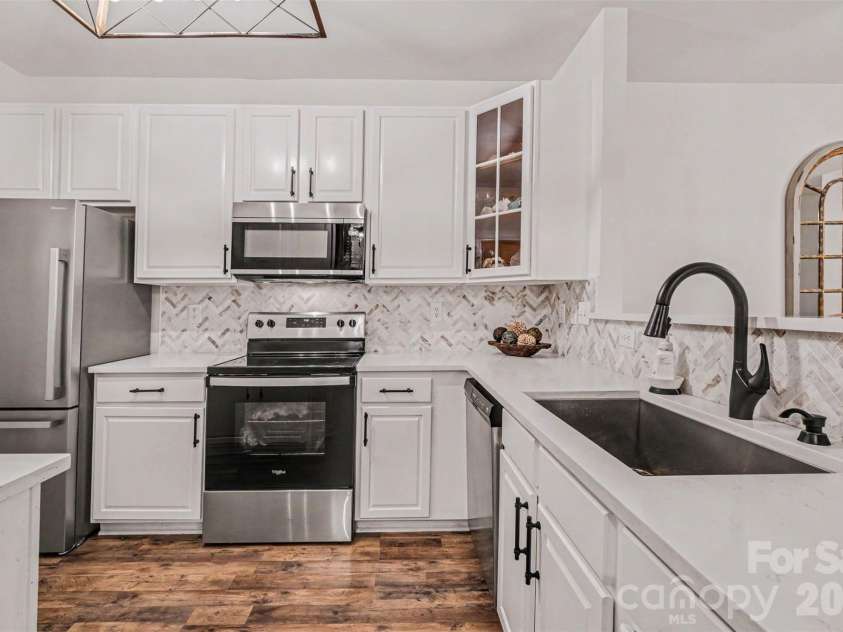 11945 Ridgeway Park Drive, Charlotte, NC 28277.  MLS# CAR4378177, YatesRealty ID 23973. Quartz countertops and title backsplash