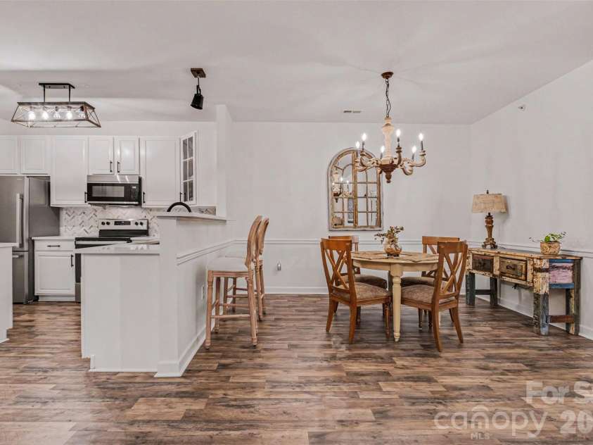 11945 Ridgeway Park Drive, Charlotte, NC 28277.  MLS# CAR4378177, YatesRealty ID 23973. Spacious dining room