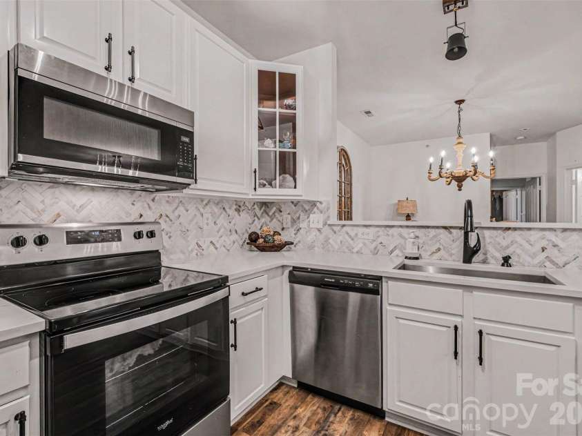 11945 Ridgeway Park Drive, Charlotte, NC 28277.  MLS# CAR4378177, YatesRealty ID 23973. Updated kitchen