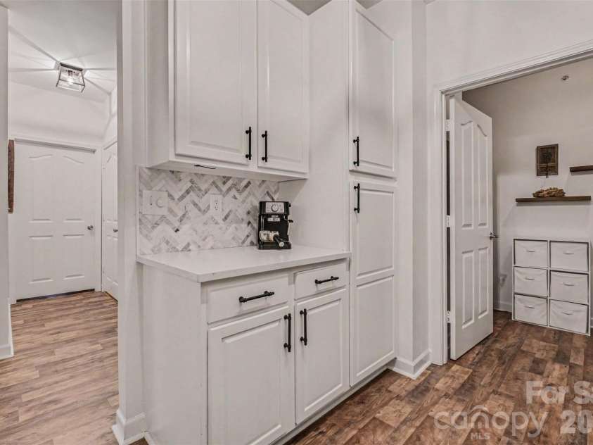 11945 Ridgeway Park Drive, Charlotte, NC 28277.  MLS# CAR4378177, YatesRealty ID 23973. White shaker cabinetry