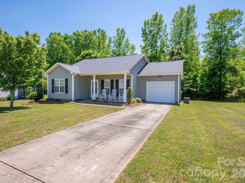 7212 Pinfeather Circle, Cramerton, NC 28032.  MLS# CAR4382915, YatesRealty ID 23975. 