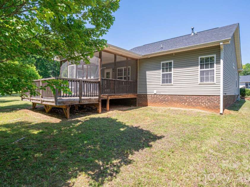 7212 Pinfeather Circle, Cramerton, NC 28032.  MLS# CAR4382915, YatesRealty ID 23975. 