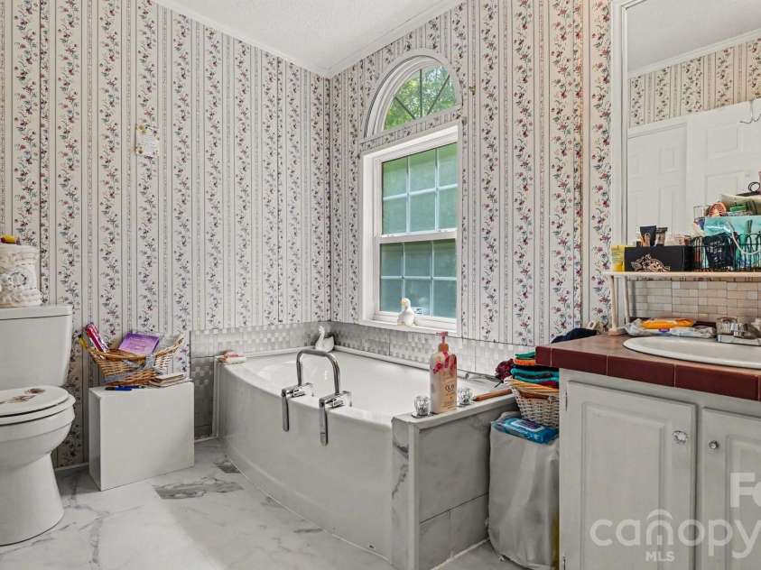 365 Brushy Drive, Lexington, NC 27295.  MLS# CAR4367745, YatesRealty ID 23976. PRIMARY ENSUITE-RT