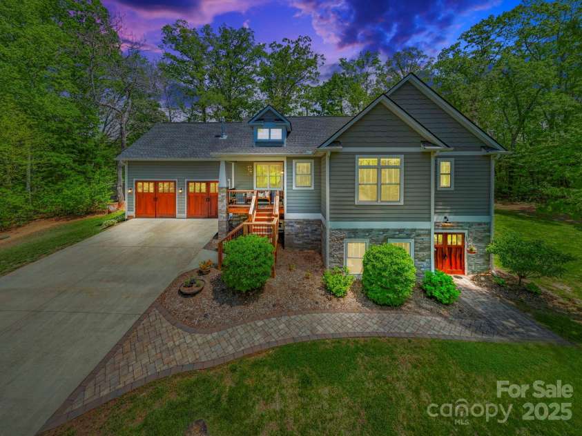 9 Oak Mountain Drive, Leicester, NC 28748.  MLS# CAR4253032, YatesRealty ID 23978. 