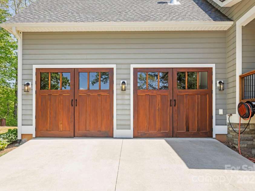 9 Oak Mountain Drive, Leicester, NC 28748.  MLS# CAR4253032, YatesRealty ID 23978. 