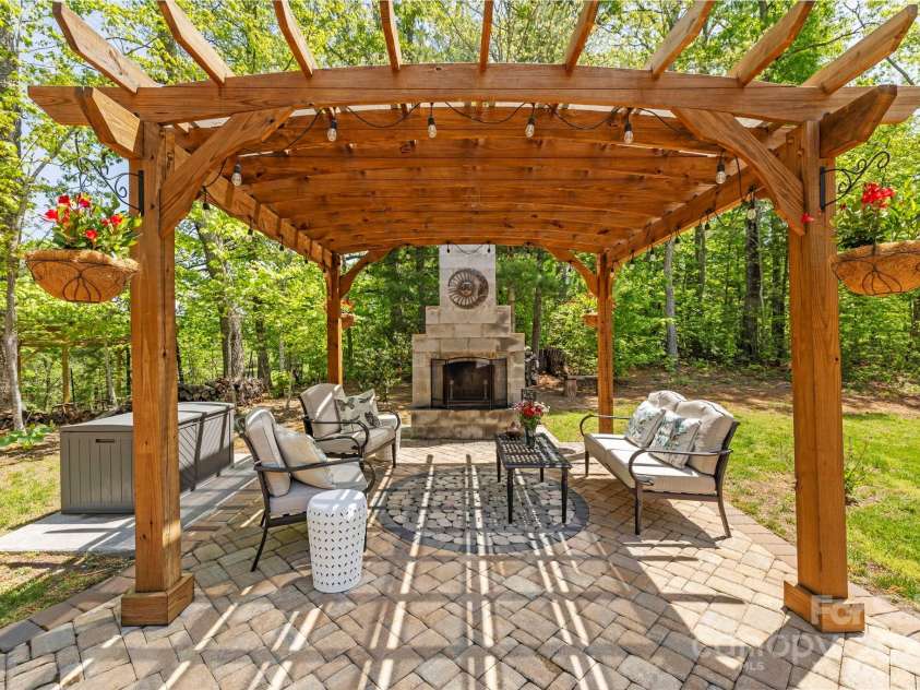 9 Oak Mountain Drive, Leicester, NC 28748.  MLS# CAR4253032, YatesRealty ID 23978. 