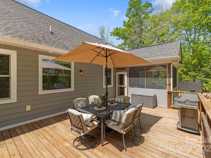 9 Oak Mountain Drive, Leicester, NC 28748.  MLS# CAR4253032, YatesRealty ID 23978. 