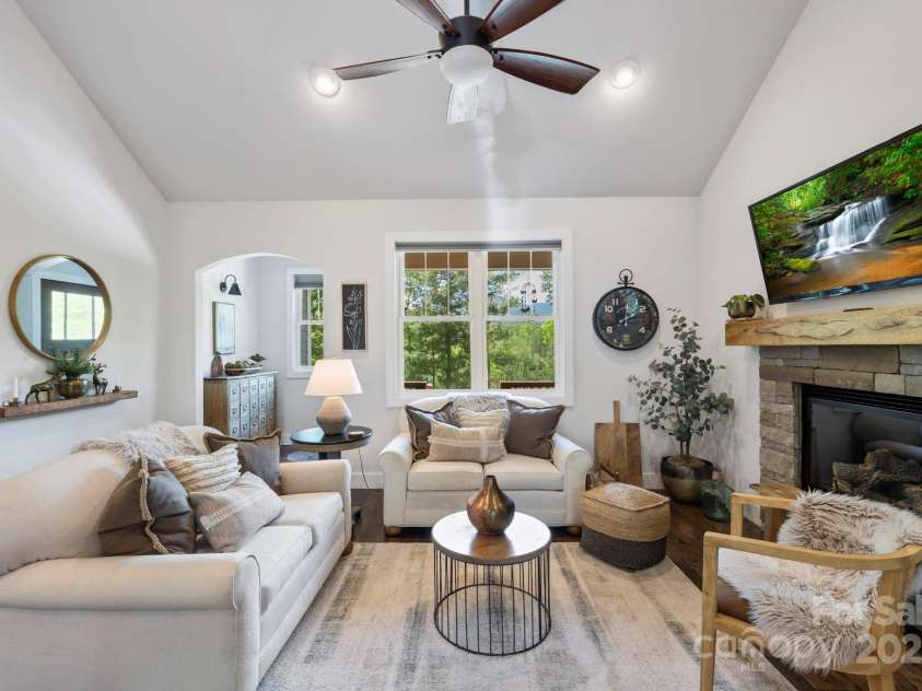9 Oak Mountain Drive, Leicester, NC 28748.  MLS# CAR4253032, YatesRealty ID 23978. 