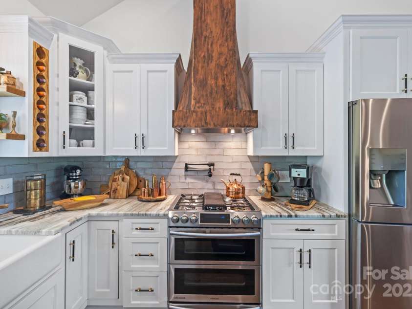 9 Oak Mountain Drive, Leicester, NC 28748.  MLS# CAR4253032, YatesRealty ID 23978. 