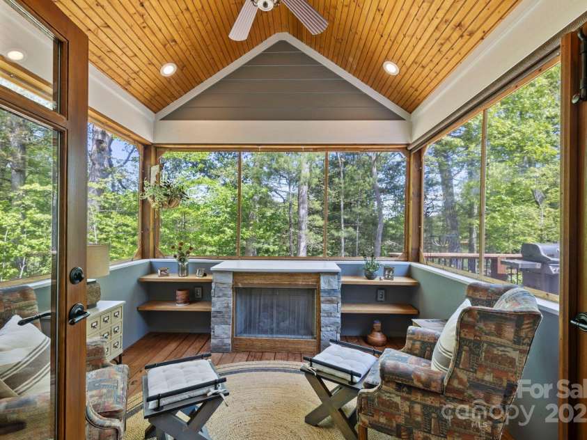 9 Oak Mountain Drive, Leicester, NC 28748.  MLS# CAR4253032, YatesRealty ID 23978. 