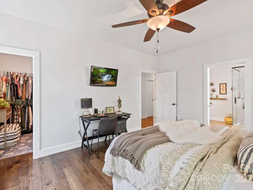 9 Oak Mountain Drive, Leicester, NC 28748.  MLS# CAR4253032, YatesRealty ID 23978. 