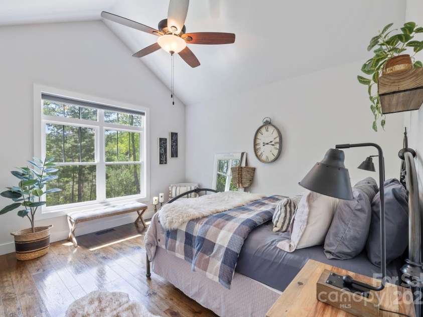 9 Oak Mountain Drive, Leicester, NC 28748.  MLS# CAR4253032, YatesRealty ID 23978. 