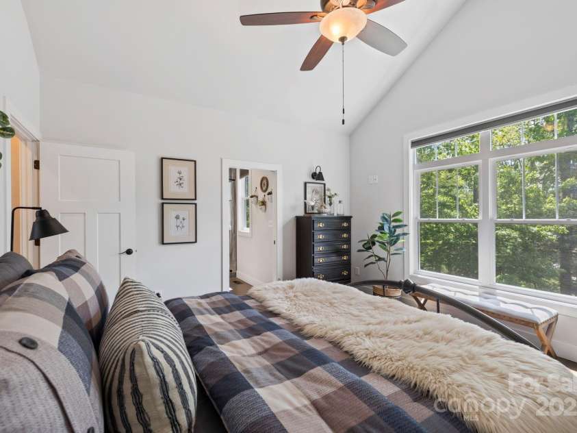 9 Oak Mountain Drive, Leicester, NC 28748.  MLS# CAR4253032, YatesRealty ID 23978. 