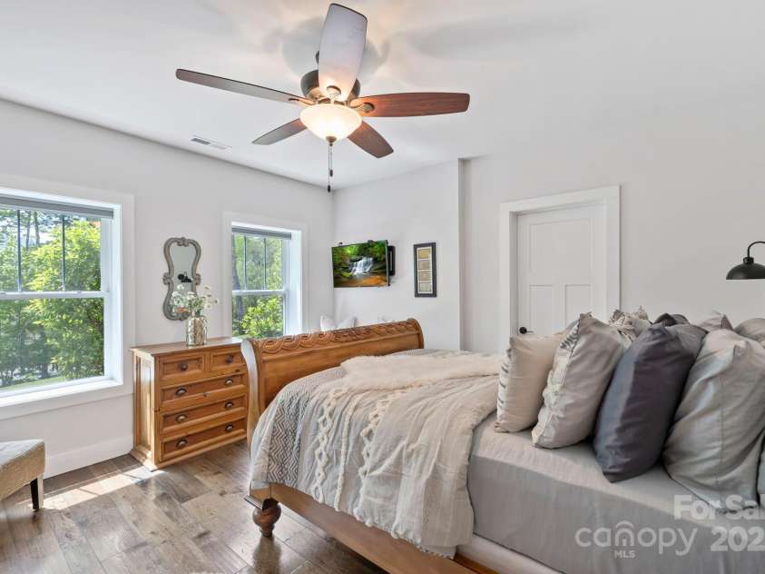 9 Oak Mountain Drive, Leicester, NC 28748.  MLS# CAR4253032, YatesRealty ID 23978. 