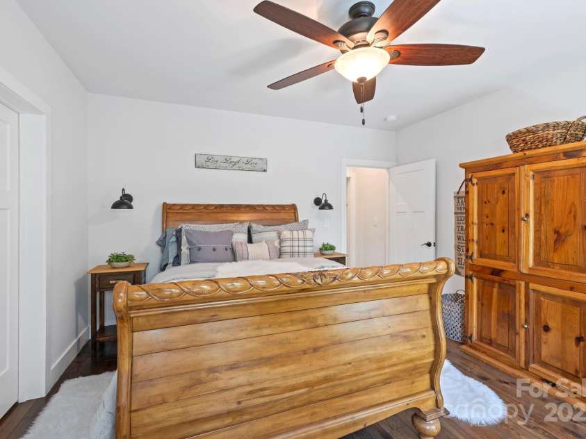 9 Oak Mountain Drive, Leicester, NC 28748.  MLS# CAR4253032, YatesRealty ID 23978. 