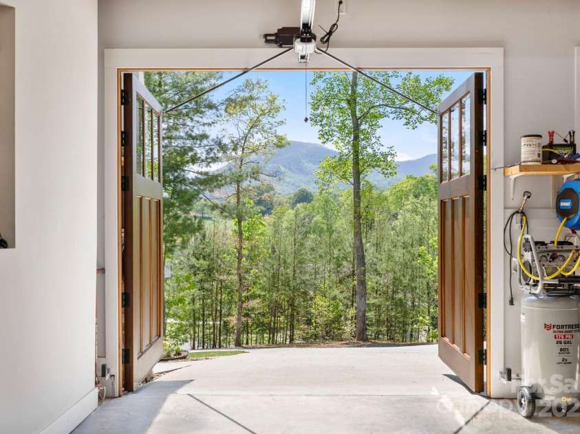 9 Oak Mountain Drive, Leicester, NC 28748.  MLS# CAR4253032, YatesRealty ID 23978. 