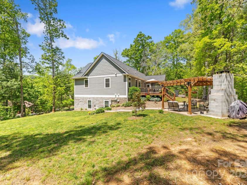 9 Oak Mountain Drive, Leicester, NC 28748.  MLS# CAR4253032, YatesRealty ID 23978. 