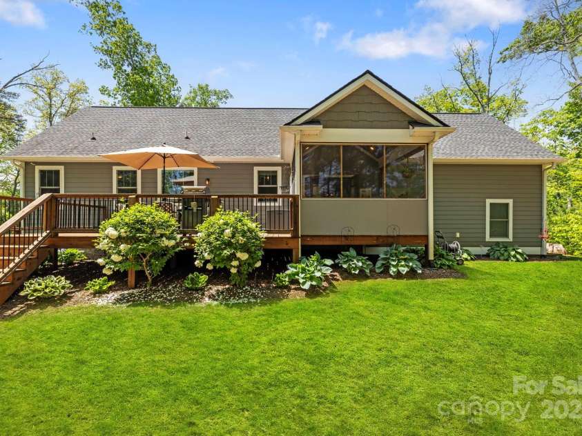 9 Oak Mountain Drive, Leicester, NC 28748.  MLS# CAR4253032, YatesRealty ID 23978. 