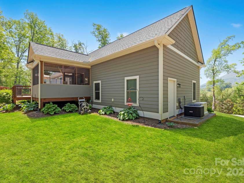 9 Oak Mountain Drive, Leicester, NC 28748.  MLS# CAR4253032, YatesRealty ID 23978. 